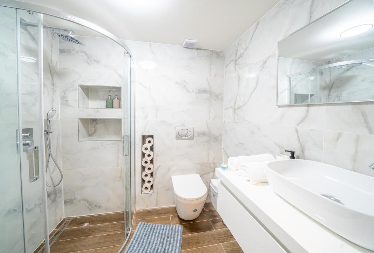 Exclusive Apartment With A View Of Prague Castle And Vltava River Exterior photo